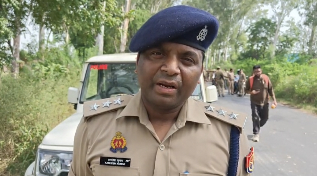 अलीगढ़ के इगलास में दर्दनाक सड़क हादसा! बाइक सवार 3 लोगों को ट्राला ने मारी टक्कर, 1 की मौत |