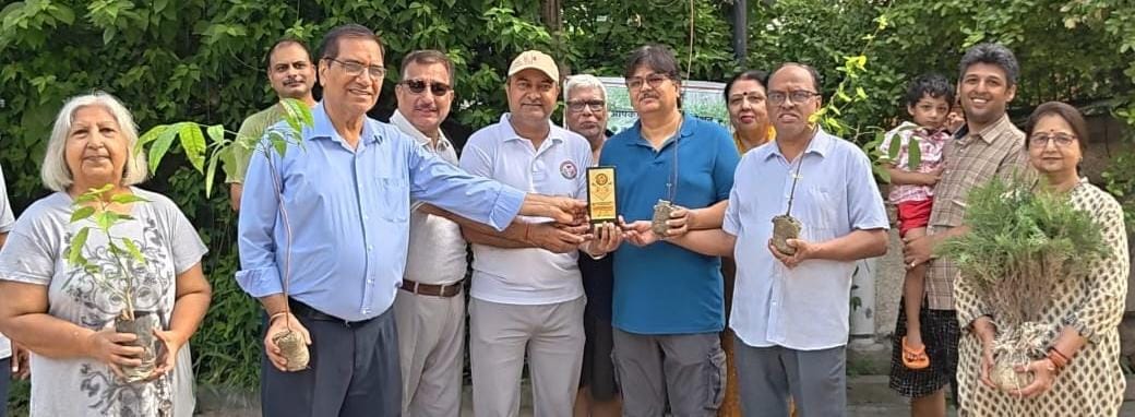 द्वारका मैं आपका सहयोग फाउंडेशन ने दिया “एक पेड़ दादा-दादी के नाम” का संदेश! शिवलोक अपार्टमेंट में हुआ वृक्षारोपण कार्यक्रम।