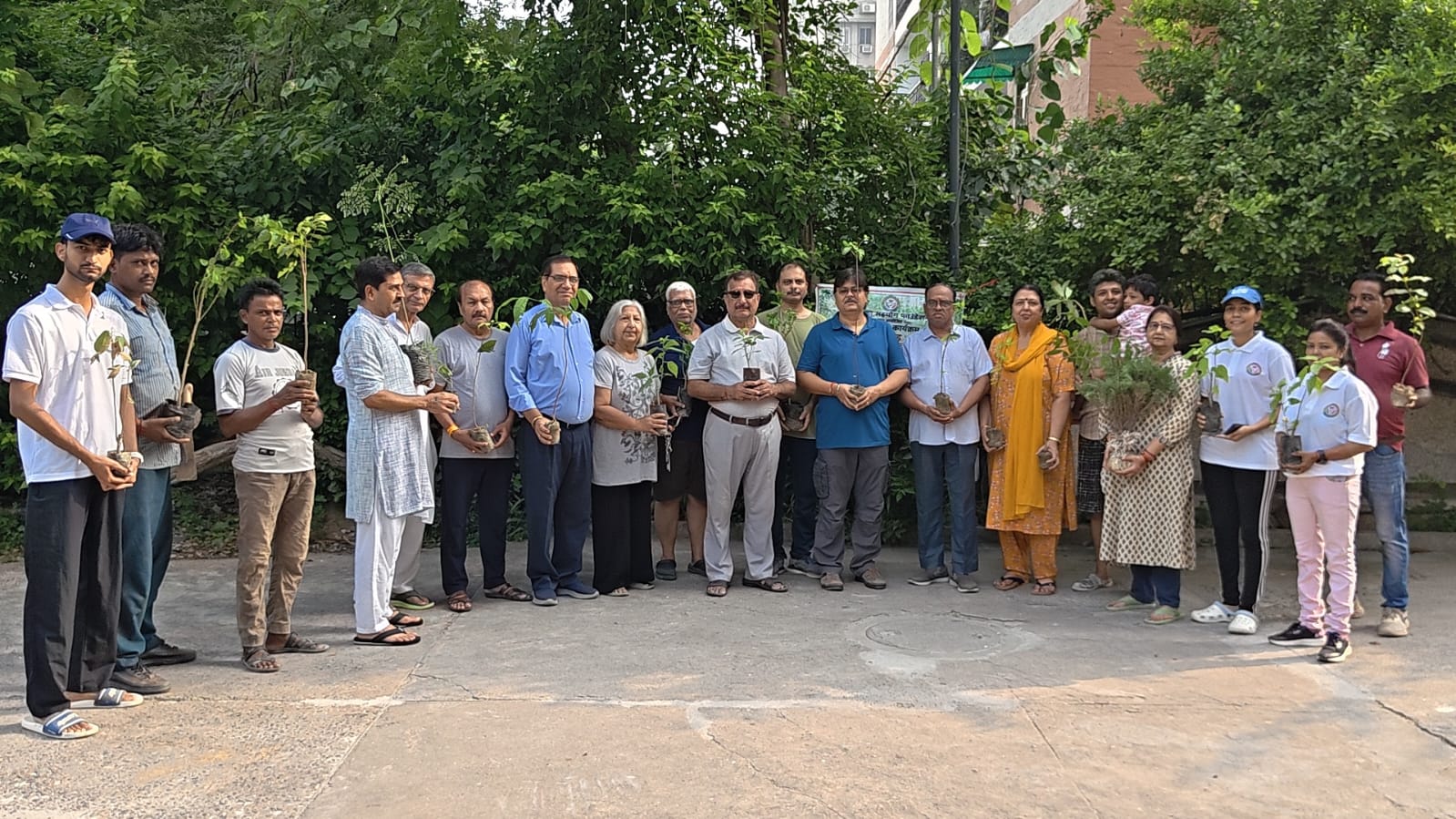 आपका सहयोग फाउंडेशन ने दिया “एक पेड़ दादा-दादी के नाम” का संदेश! शिवलोक अपार्टमेंट में हुआ वृक्षारोपण कार्यक्रम।