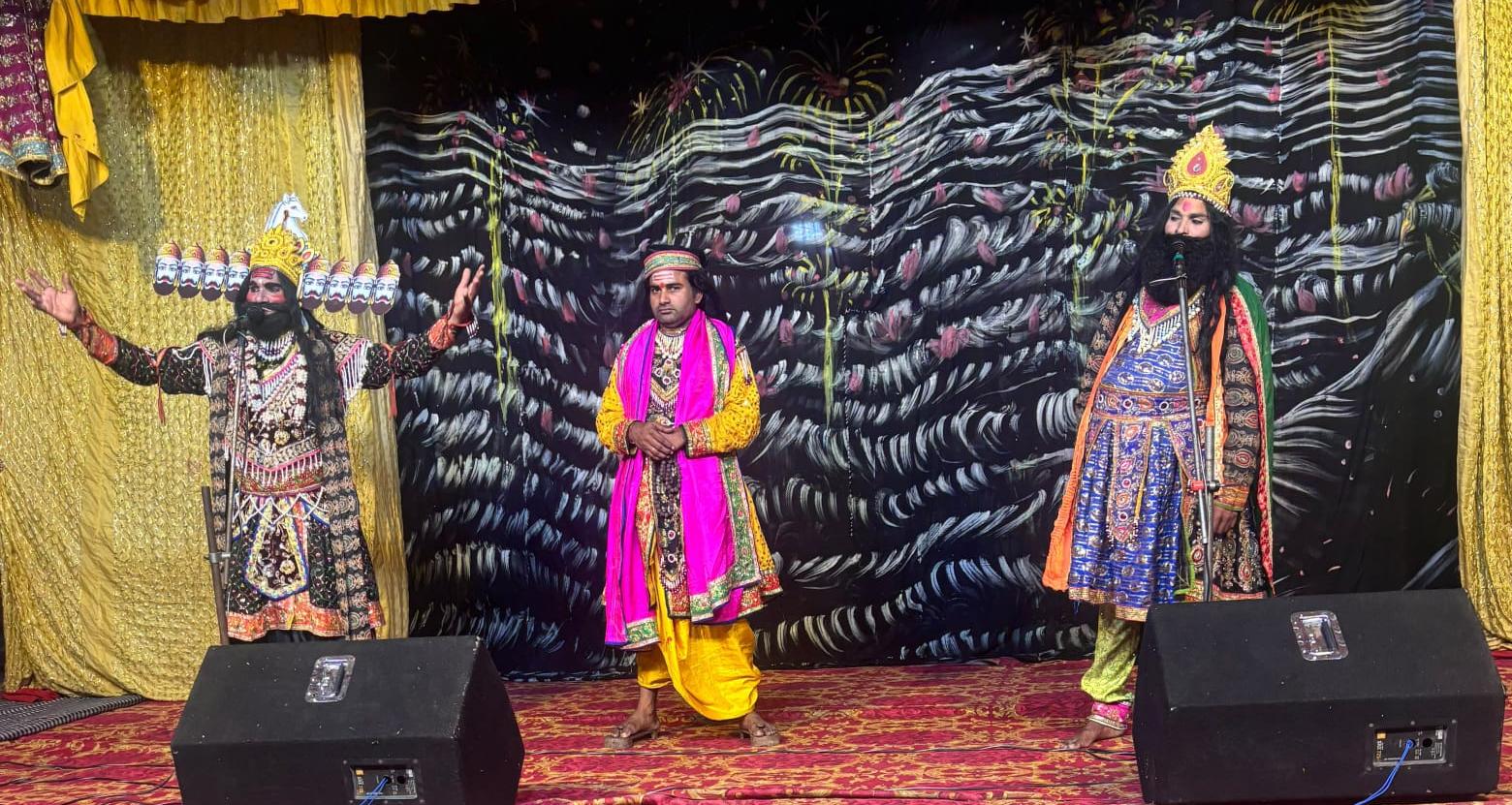 श्री दुर्गे मंदिर जेवर मैं आयोजित 62वें वार्षिक नवरात्रि मेले के दूसरे चरण में, रामलीला मंडल मथुरा के कलाकारों द्वारा श्री राम जी व रावण का जन्म एवं तड़का वध का हुआ मंचन।