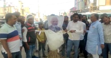 राहुल गांधी की सदस्यता रद्द किए जाने के विरोध में प्रदर्शन