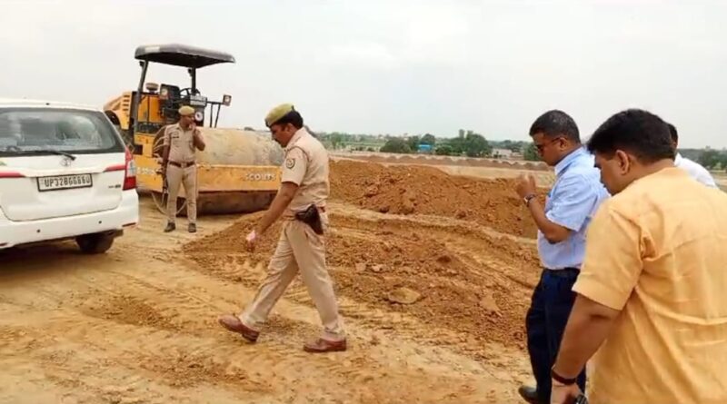 NHAI द्वारा जेवर एयरपोर्ट के दयानतपुर में बनाए जा रहे इंटरचेंज के निर्माण कार्यों का DM मनीष कुमार वर्मा ने किया निरीक्षण।